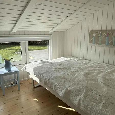 Casa de Férias Lovely Summer House With Sea View Sjolund