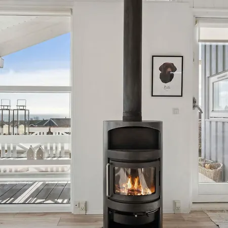 Casa de Férias Lovely Summer House With Sea View Sjolund